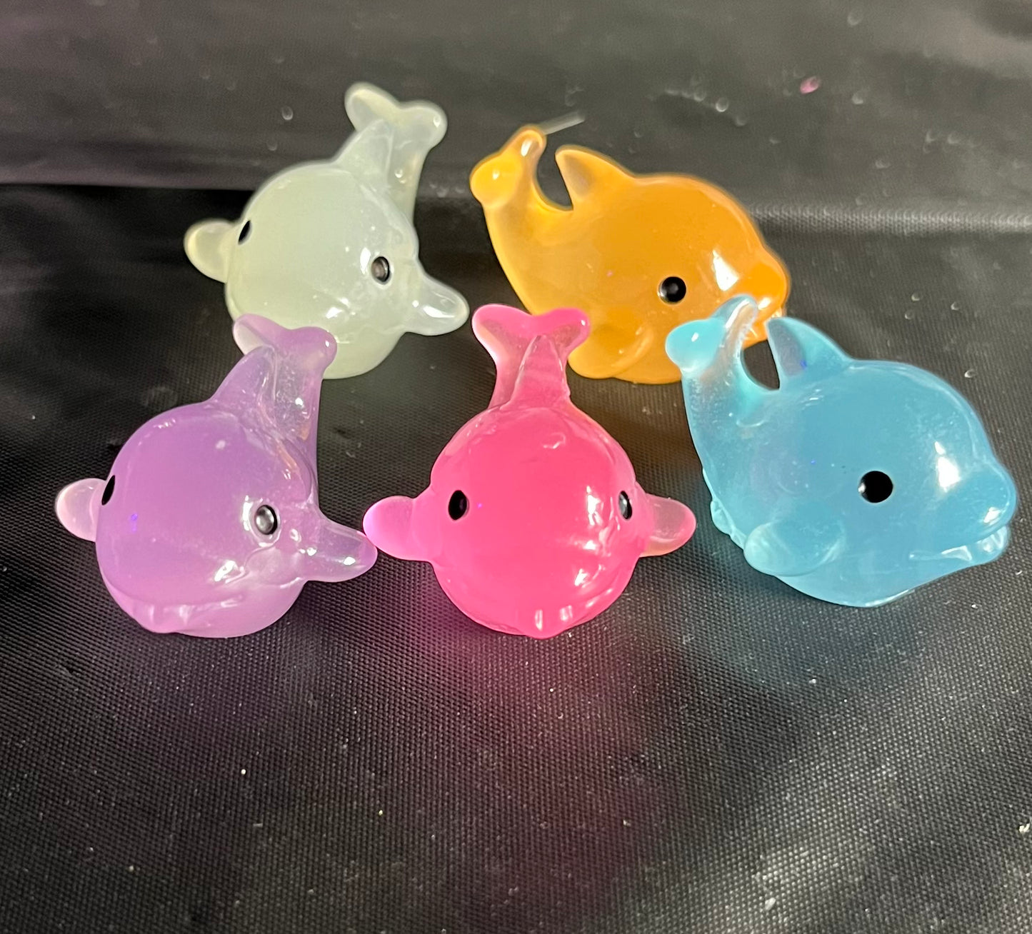 Glitter Glow In The Dark dolphins    (BEADS)